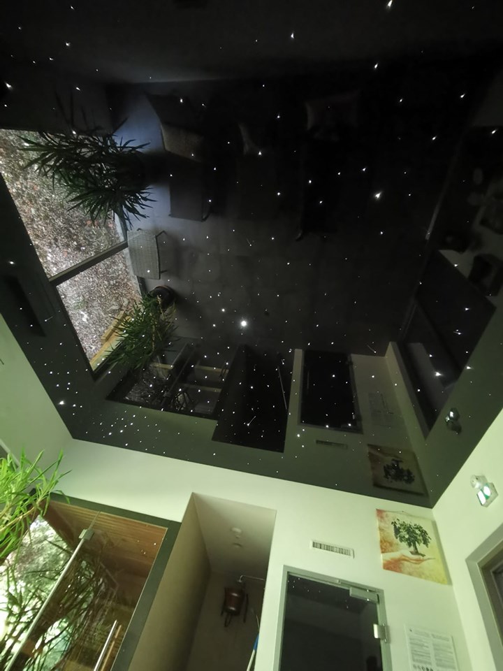 Plafond ciel étoilé LED dans la salle de bain